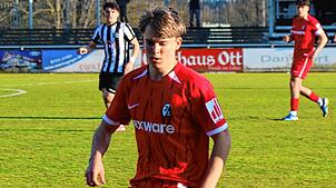 Emilio Fritschi von der U17 des SC Freiburg beim Duell in der DFB-Nachwuchsliga im Friedengrund gegen den FC 08 Villingen.