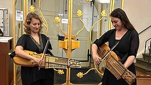 Ein Musikinstrument aus dem Mittelalter: Laura Jörres und Jule Bauer (von links) spielen die Nyckelharpa.