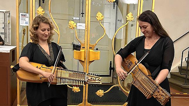 Ein Musikinstrument aus dem Mittelalter: Laura Jörres und Jule Bauer (von links) spielen die Nyckelharpa.