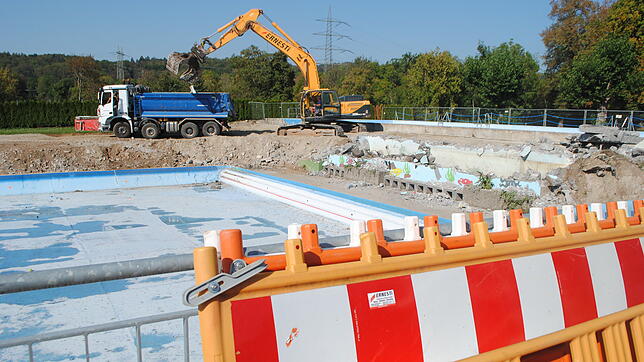 Im Tiengener Freibad haben die Arbeiten für die Sanierung, die im August 2019 abgeschlossen sein soll, begonnen.