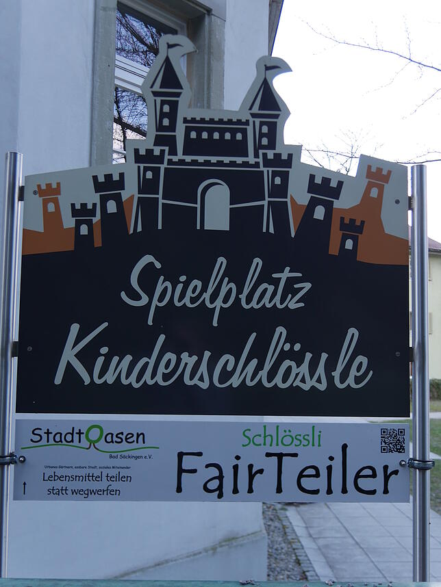 So präsentiert sich die neue Nutzung des ehemaligen Minigolfplatzes im Schlosspark: Oben der Kinderspielplatz und unten der Fairteiler.