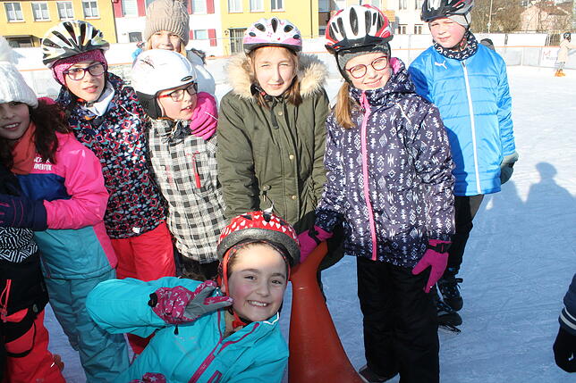 Bild 15: Werkrealschüler genießen die Blumberger Eisbahn