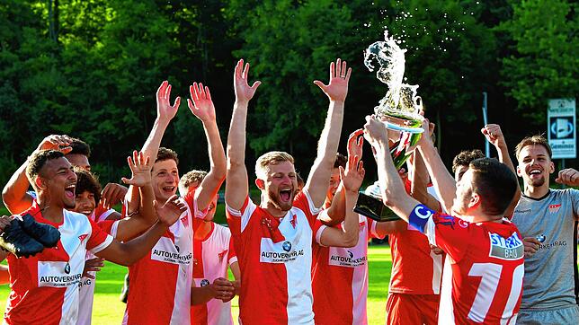 Da ist das Ding: Kapitän Hannes Hunziker feiert mit dem FC Solothurn den Sieg beim Grieshaber-Cup des SV 08 Laufenburg. Der Schweizer ...