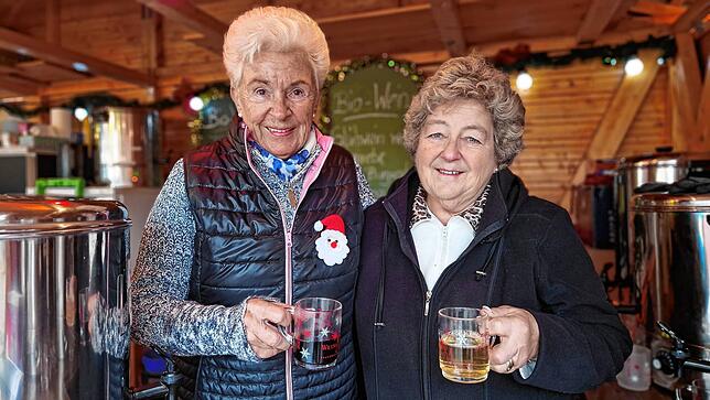 Am Stand von Ellen Richter (links) und Sigi Schmidt gibt es unter anderem Winzerwein zu kaufen.