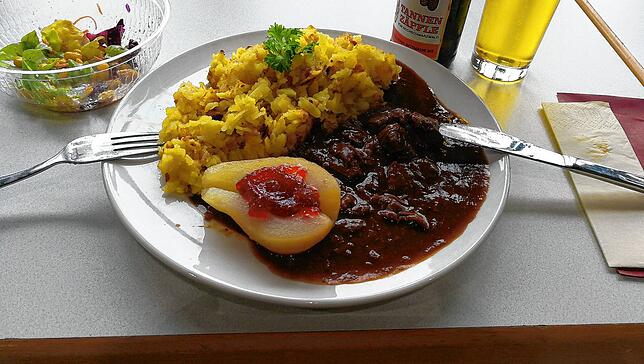 Nur das Beste: Der feine Gaumenschmaus mit dem lecker zubereiteten Kartoffel Brägel und dem Wildgulasch waren ein Gedicht.