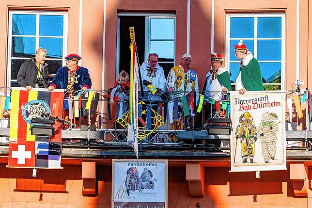 Bild 14: So freuen sich die Bad Dürrheimer Narren über das tolle Wetter!