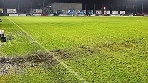 Bei Regen fließt das Wasser auf dem Rasenplatz im FSV-Stadion in Rheinfelden nicht ab. Bild: Heinz Vollmar