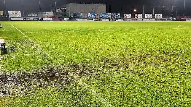 Bei Regen fließt das Wasser auf dem Rasenplatz im FSV-Stadion in Rheinfelden nicht ab. Bild: Heinz Vollmar