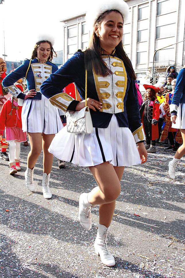 Bild 4: Sonne für die Narren: Großer Fasnet-Umzug begeistert in Singen!