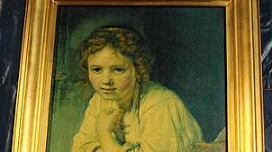 Ein Beinahe-Rembrandt fürs Wohnzimmer gefällig? „Das Mädchen am Fenster“, eine Kopie des Rembrandt-Gemäldes, ist jetzt bei der ...