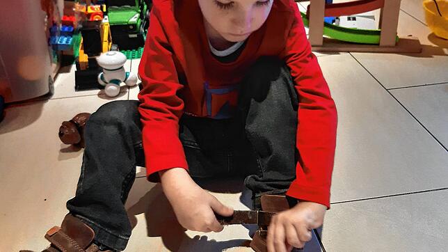Der dreijährige Lenny kann sich schon alleine die Schuhe anziehen. Ein großer Erfolg für den Jungen mit der Krankheit Spinale ...