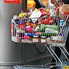 Ein Symbol für den Einkaufstourismus: Der bis oben mit Lebensmitteln gefüllte Einkaufswagen vor einem Kaufland-Supermarkt im Juli 2021. ...