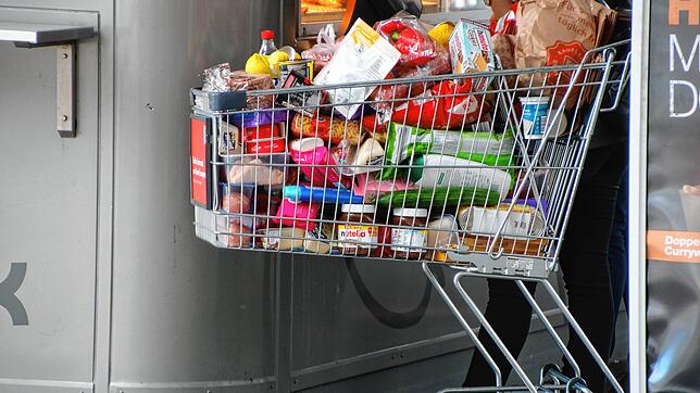 Ein Symbol für den Einkaufstourismus: Der bis oben mit Lebensmitteln gefüllte Einkaufswagen vor einem Kaufland-Supermarkt im Juli 2021. ...