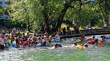 Ab ins Wasser: 205 Teilnehmer stürzen sich in Rheinfelden in die Rheinfluten. Bei angenehmer 21-Grad-Wassertemperatur legen die ...