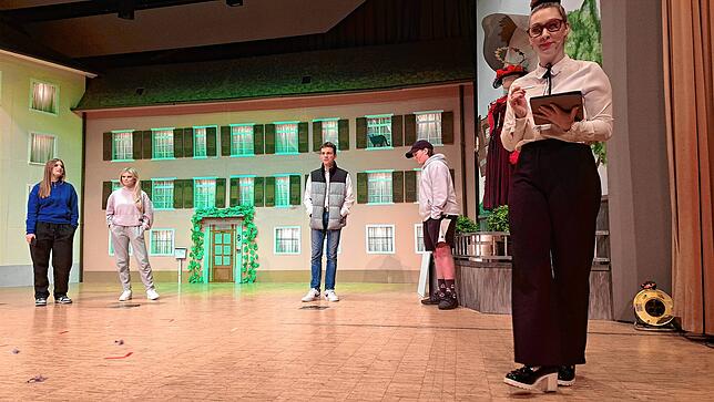 Narrenschule: Die Debütanten auf der Narrenspiegelbühne (von links) Hanna Jehle, Emi Vogt, Fabian Bächle und Lenny Schartner.
