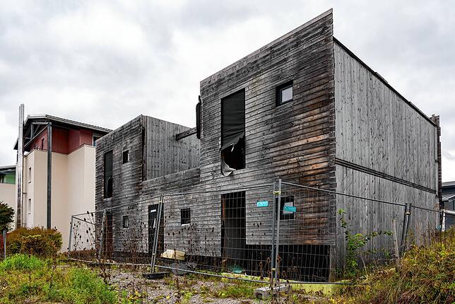 Diese Bauruine mit Holzfassade, geplant als Zwei-Zimmer-Wohnung, wurde nie fertiggestellt und vergammelte unbewohnt, bis sie 2023 ...