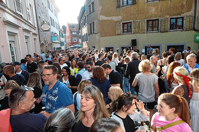 Bild 1: Gassenfreitag am 6. Juni: Hier feiern Einheimische und Besucher in Konstanz