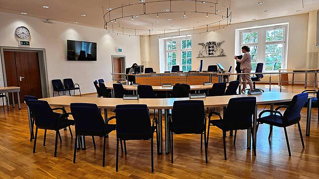 Die Große Jugendkammer des Landgerichts Waldshut-Tiengen hat einen 45-jährigen Vater wegen Missbrauchs seiner Tochter zu fünf Jahren und ...