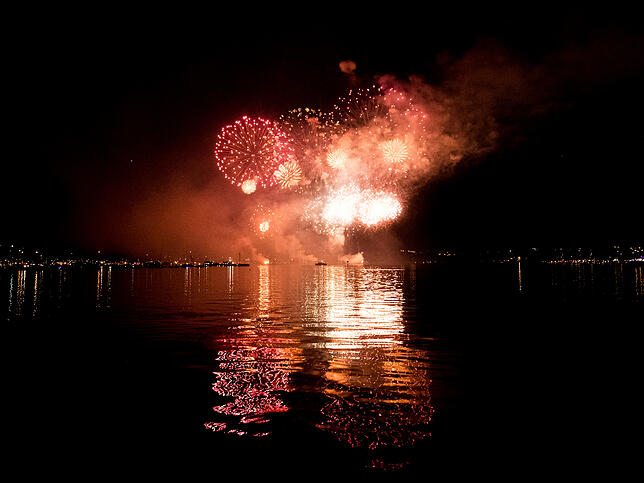 Bild 4: Das Seenachtfest-Feuerwerk vom Logenplatz am Yachthafen: Der Kreuzlinger Teil in Bildern