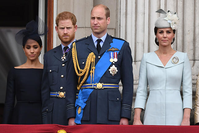 Hier waren sie noch vereint, gehen aber schon seit Längerem getrennte Wege: Herzogin Meghan und ihr Mann Prinz Harry und Prinz William ...