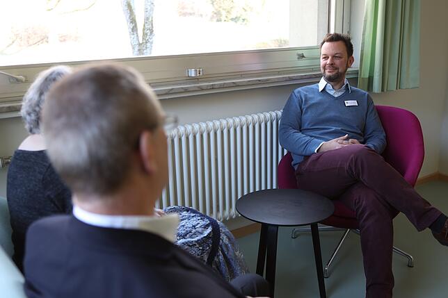 Chefarzt Roman Knorr im Gespräch mit Brigitte und ihrem Mann (Name geändert).