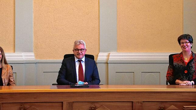 Die Justiz in Zeiten von Corona: Frau Emmert, Verwaltungsleiterin am Amtsgericht Donaueschingen, Justizminister Guido Wolf und die ...