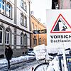 Warnschild Dachlawinen in der Niederburg (beim Theater).