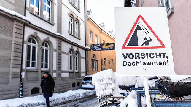Warnschild Dachlawinen in der Niederburg (beim Theater).