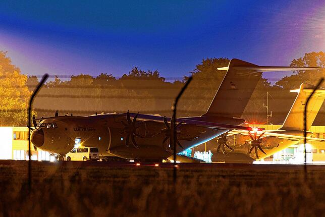 Ein militärisches Transportflugzeug, ein Airbus A400 M der Luftwaffe, steht am 25. Juni vor dem Abflug in Richtung Mali auf dem ...