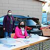 Verkaufen bei sonnigem Herbstwetter vor dem Markelfinger Rathaus belegte Seelen für den guten Zweck (von links): Marion Ruther, Stefanie ...