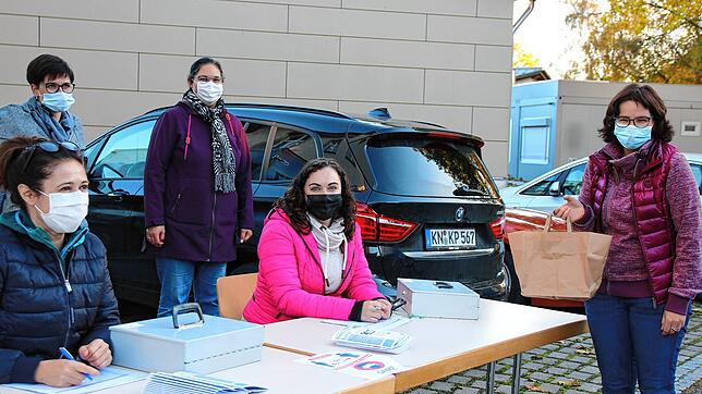 Verkaufen bei sonnigem Herbstwetter vor dem Markelfinger Rathaus belegte Seelen für den guten Zweck (von links): Marion Ruther, Stefanie ...