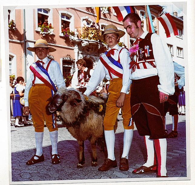 Raimund Walde als Zunftmeister der Junggesellenschaft 1468 mit dem Chilbibock und Bockbuben an der Chilbi 1971.