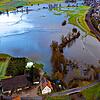 Mittwoch, 13. Dezember, 10.12 Uhr: Das Hochwasser reicht bis an die Wohnhäuser in Brigachtal-Beckhofen heran.