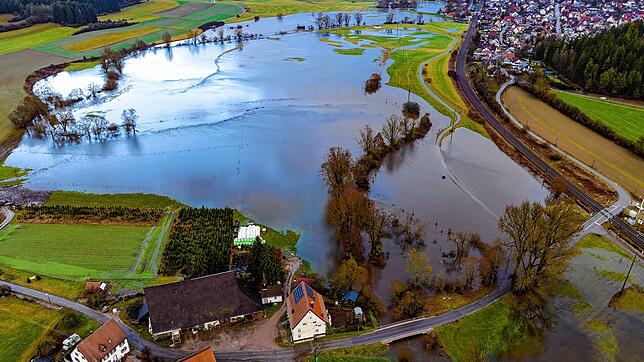 Mittwoch, 13. Dezember, 10.12 Uhr: Das Hochwasser reicht bis an die Wohnhäuser in Brigachtal-Beckhofen heran.