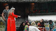 Frau Bertha (Karin Schlachter) erinnert ihren Mann an die Arbeiten rund um Haus und Hof. Sie erhält Profil durch den sich auch in ihrem ...