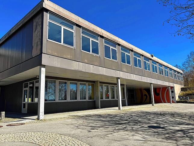 Blick auf das Schulegebäude Hallerhöhe. Es soll nun für einige Millionen Euro zur Grundschule umgebaut werden. Ziel ist es, die Schule ...