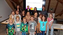 Nach der Bekanntgabe des Wahlergebnisses stellen sich die Bewerber für den Zukunftsausschuss zum gemeinsamen Bild auf mit ...