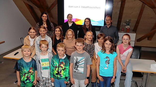 Nach der Bekanntgabe des Wahlergebnisses stellen sich die Bewerber für den Zukunftsausschuss zum gemeinsamen Bild auf mit ...