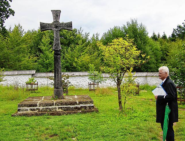 Die Friedhofsmauer dient auch Versuchen, den richtigen Mörtel für die Steinbauten zu entwickeln.