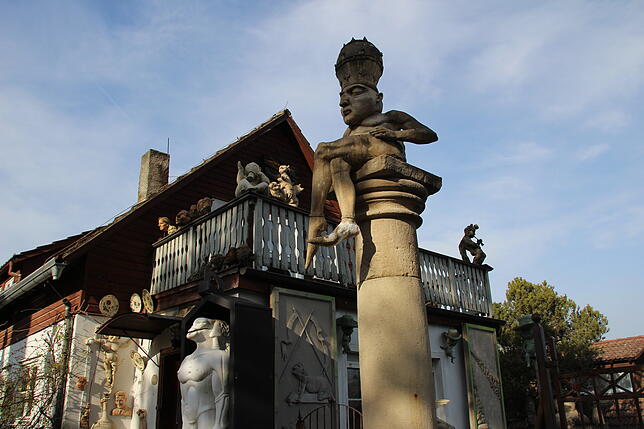 Bild 3: Peter Lenks neueste Skulptur: Wer da wohl drunter steckt?