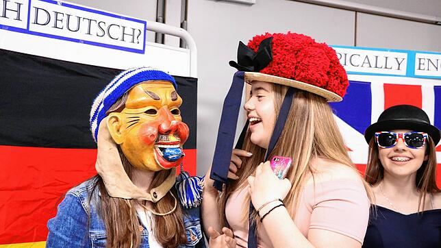 Typisch? Was ist typisch deutsch, was „typical english“? Die Mädchen des Austauschs hatten sichtlich Spaß an Schwarzwälder Bollenhut, ...