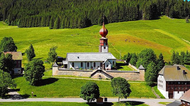 Die Uracher Allerheiligen-Kirche und ihre imposante Kirchhofmauer sind ein zu wenig beachtetes kulturelles Kleinod des ...