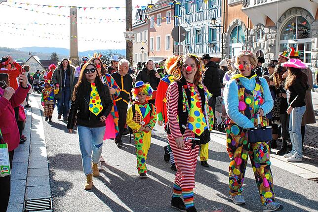 Bild 38: Kinderumzug und Setzen des Kindernarrenbaums in Stockach (Teil 1)