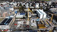 Im Herzen von Petershausen: Der Neubau des Berufschulzentrums von oben. Im Werkstattgebäude (links im Vordergrund) wird bereits ...