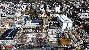 Im Herzen von Petershausen: Der Neubau des Berufschulzentrums von oben. Im Werkstattgebäude (links im Vordergrund) wird bereits ...