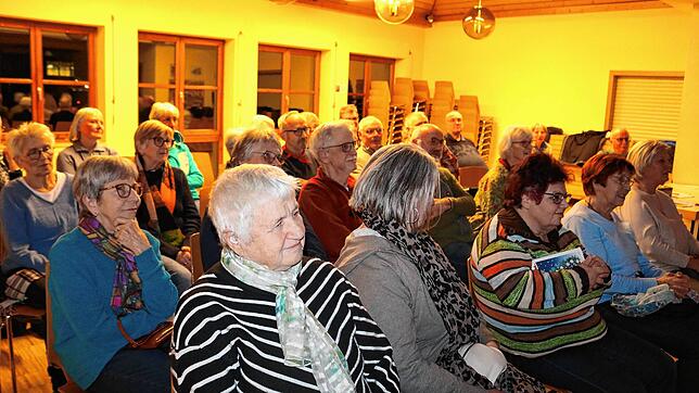 Spannend und hochinteressant ist die Exkursion durch den alemannischen Dialekt mit seiner Vielfalt und emotionsgeladenen Begriffen, die ...