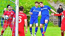 Sieg im Kellerduell: Pascal Zumkeller (rechts) – hier beim Kopfball – brachte den SV Karsau gegen den FC Wallbach beim 2:1-Sieg mit ...