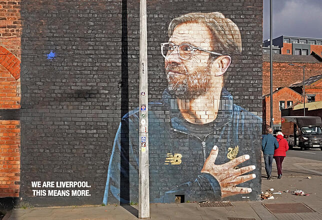 Ein Porträt von Jürgen Klopp ziert eine Hauswand in Liverpool.