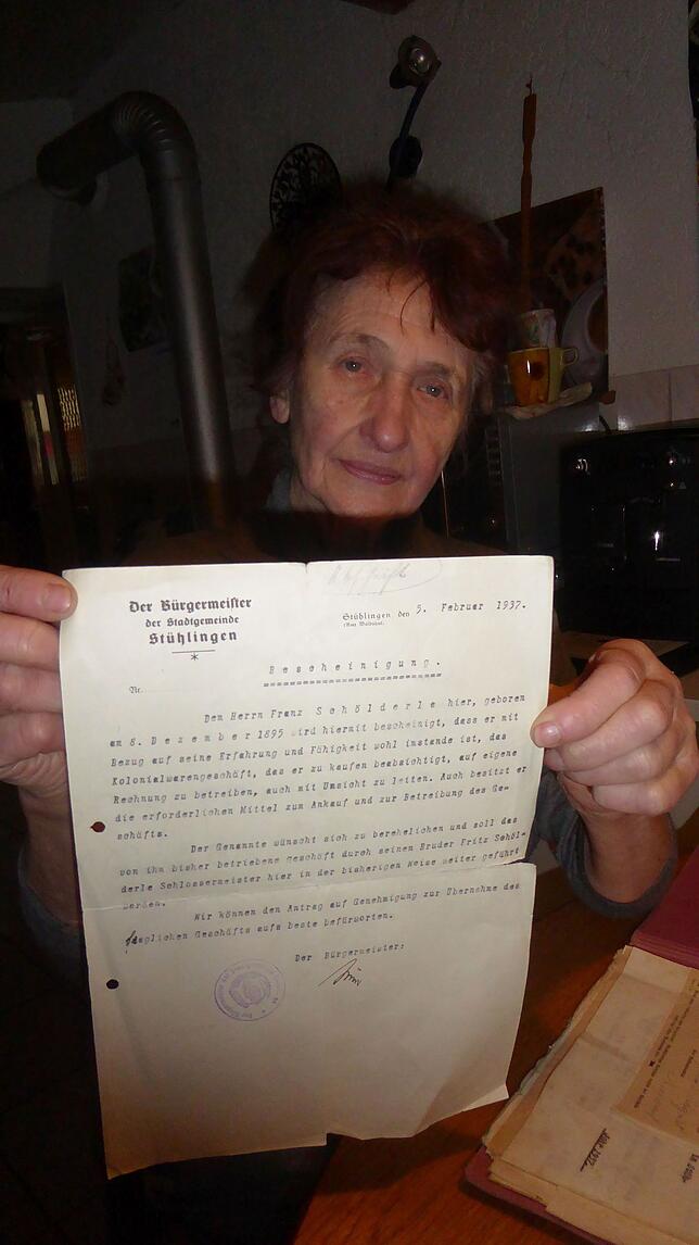 Angela Mut mit der Kaufurkunde für das Haus aus dem Jahre 1939.