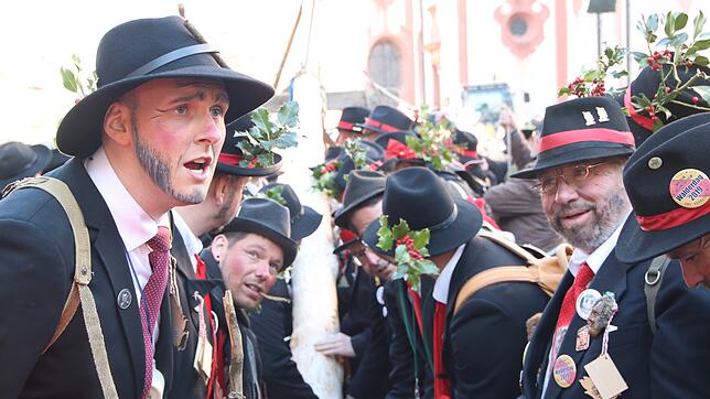 Die Wälder beim Stellen des Narrenbaums im letzten Jahr. Bild: Susanne Kanele